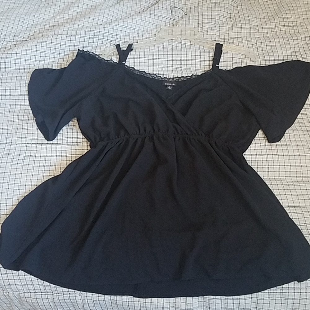Torrid Size 1 black v-neck cold shoulder top